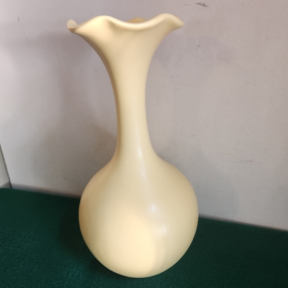 Porcelain Vase Pale Haegar Yellow Fluted Bulbous Ceramic Art - Picture 2 of 8